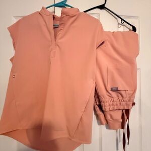 Sand pink FIGS scrub / Jogger Set size small. Excellent condition, worn rarely.